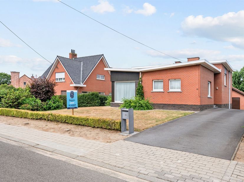 Welkom op ons bezoekmoment! Richtprijs €299.500. <br />
<br />
Degelijke karaktervolle woning met grote tuin, onderkelderd, + aparte garage op 817 m