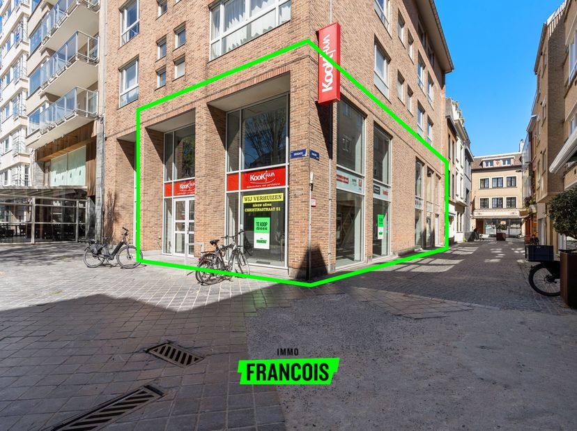 Ce très vaste local commercial se situe en plein centre dOstende. Situé à langle du Groentemarkt, il bénéficie dune visibilité optimale. Tout au long