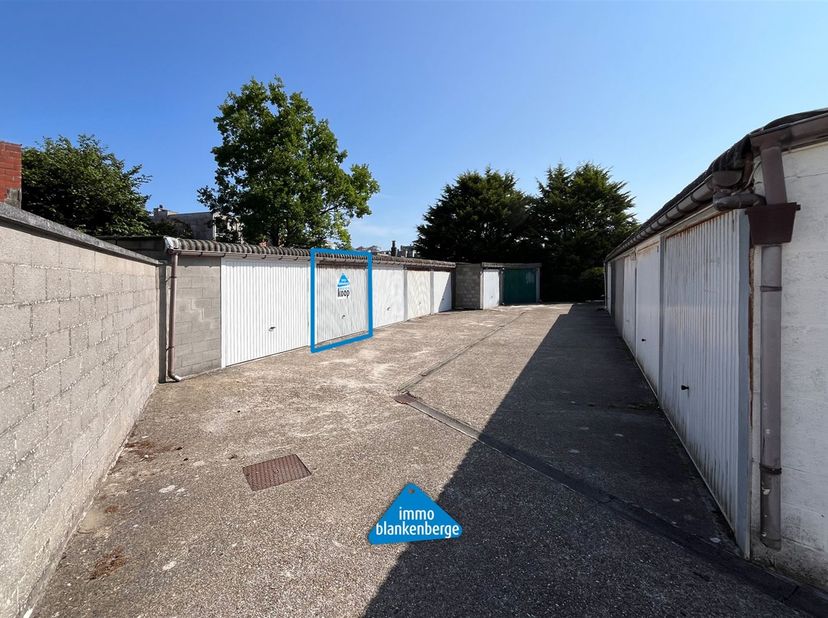 In de L. Nuytemanslaan 4, box 14 te Blankenberge bieden we een praktische en goed onderhouden garagebox aan. Met een afmeting van 6 meter diep en 2,70