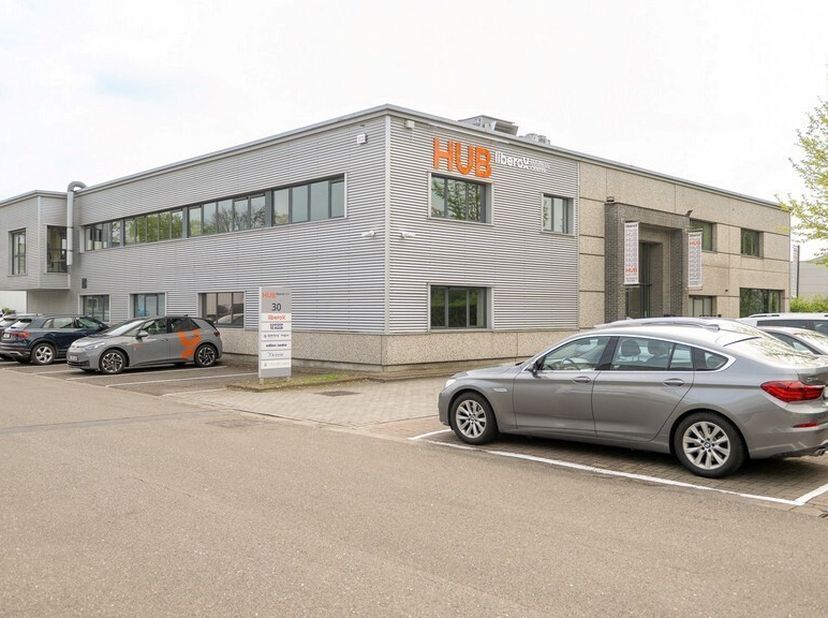 50m² kantoor met 6 à 8 werkposten op het gelijkvloers<br />
Ligging: in KMO-zone aan N115 en bushalte op 450m<br />
Specificaties: professioneel inger