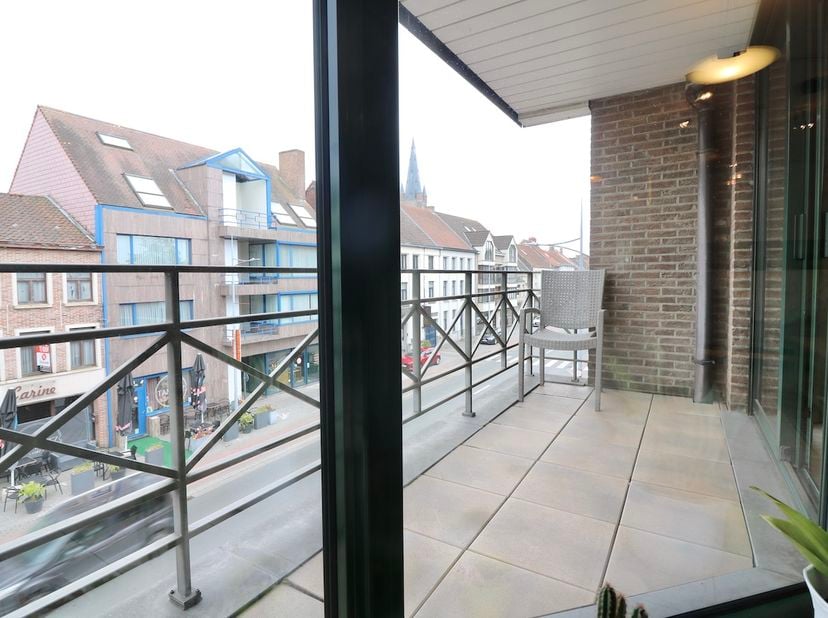 Ontdek dit ruime en centraal gelegen appartement met de perfecte locatie in het bruisende Eeklo, waar alles binnen handbereik ligt. Geniet van het ade