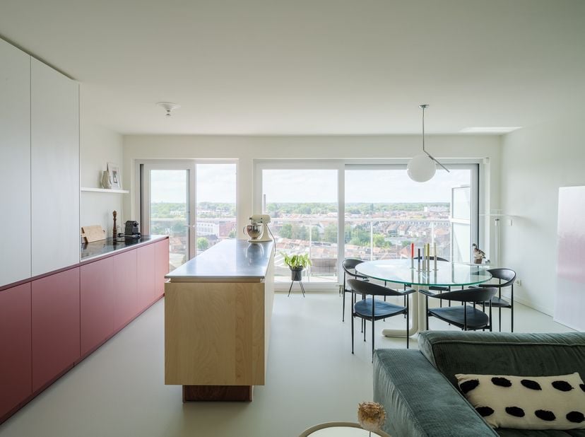 COMPROMIS IN OPMAAK&amp;nbsp;<br />
<br />
Bent u op zoek naar een stijlvol gerenoveerd appartement met een hoogwaardige afwerking, een zonnig terras en e