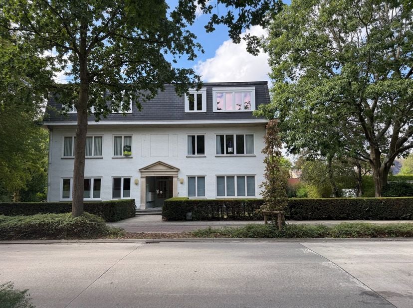 Op de eerste verdieping van een verzorgd residentieel gebouw bevindt zich dit instapklare en aangename appartement met een bewoonbare oppervlakte van