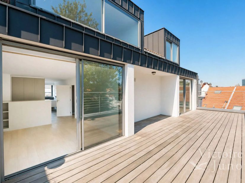 In de gewilde wijk Chatelain/Place Brugmann, prachtig hedendaags penthouse van ± 177 m² brut, recent gerenoveerd in een kleine copropriété. Het bestaa