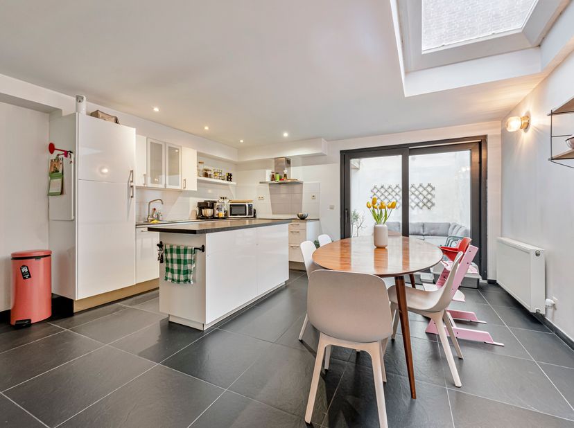 Instapklare starterswoning in centrum Kortrijk te koop<br />
Je betreedt de woning via de inkomhal en komt vervolgens in de gezellige leefruimte met z