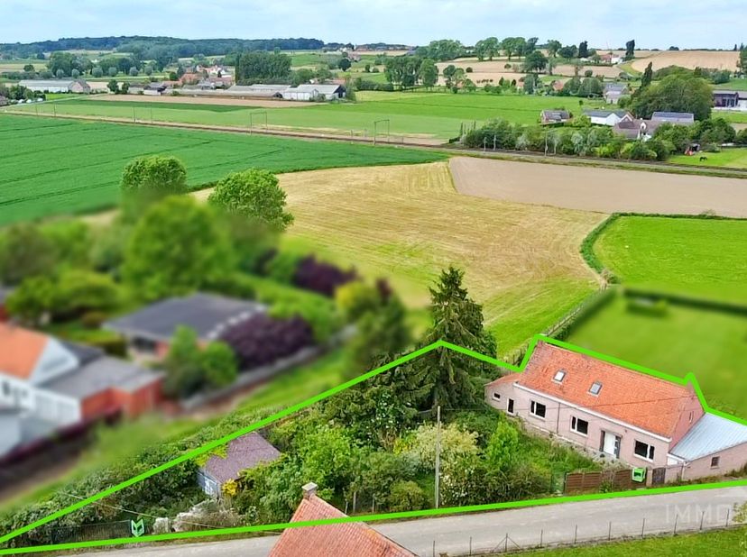 Nabij de dorpskern van Petegem-aan-de-Schelde, deelgemeente van&amp;nbsp;Wortegem-Petegem, vinden we deze te renoveren open bebouwing op een perceel van m