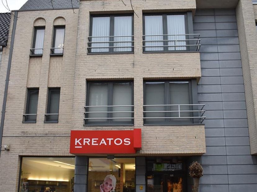 Ruim en kwalitatief appartement te huur in het centrum van Houthalen-Helchteren.<br />
Bij het betreden van het appartement komen wij in de hal terech
