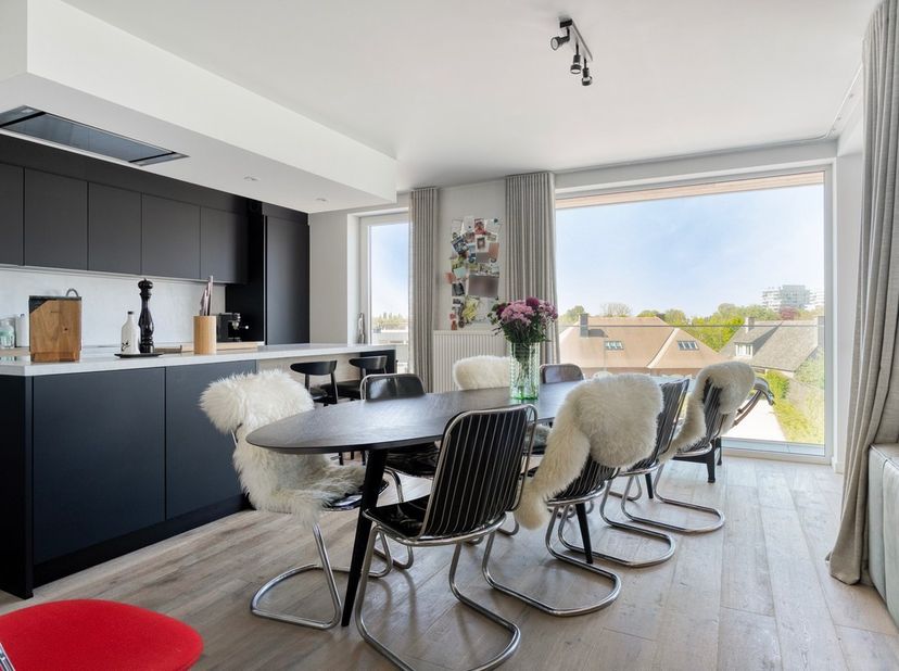 Prachtig hoekappartement te koop in Waregem, gelegen in de Franklin Rooseveltlaan 41. Met een ruime bewoonbare oppervlakte van maar liefst 115m², twee