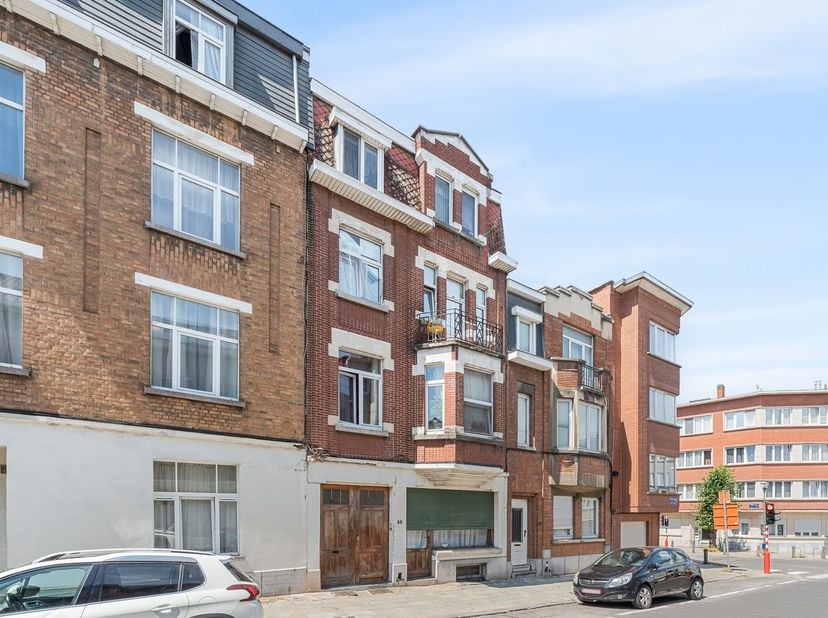 IGL&amp;nbsp; stelt&amp;nbsp;u deze interessante opbrengsteigendom voor&amp;nbsp;met een totale oppervlakte van 245m², gelegen op een steenworp van het mooie Astr