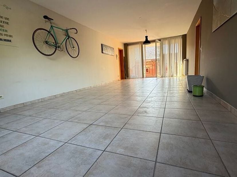 Situé dans le centre d'Anderlues, à proximité des arrêts de bus et de la place, vous trouverez cet agréable appartement de 1997 au 1er étage d'un imme