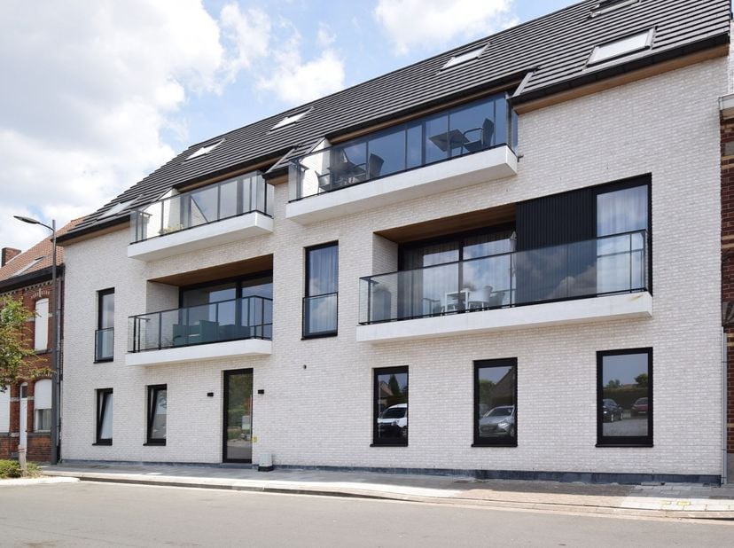 KORTRIJKSESTRAAT 101 BUS 02 TE ARDOOIE<br />
<br />
Instapklaar ruim gelijkvloersappartement met private tuin en aansluitende garage.<br />
Kwalitatie