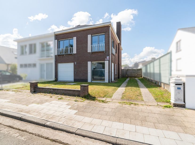 Bent u op zoek naar een ruime gezinswoning op een rustige ligging, vlak bij het centrum van Eeklo? Dan is deze halfopen bebouwing zeker een bezoek waa
