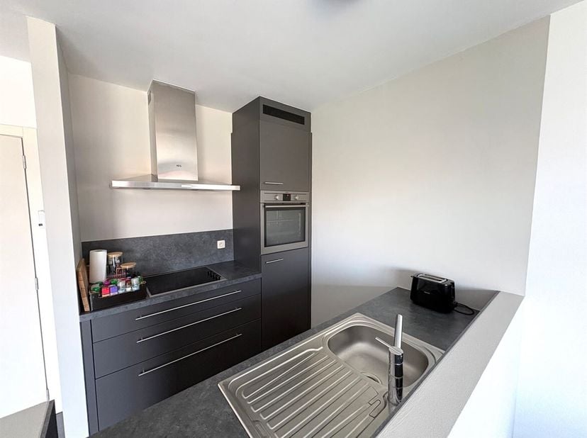 1-slaapkamer appartement op eerste verdieping <br />
Ligging: <br />
Het appartement is gelegen op de Bredabaan, op wandelafstand van verschillende fa
