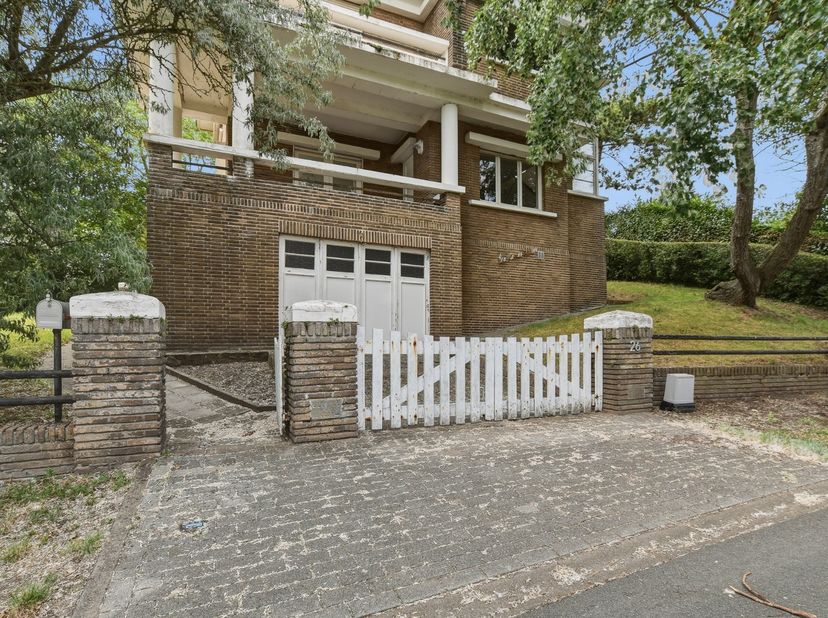 Deze woning is een beschermde, historische kustvilla gelegen in de prestigieuze villawijk De Concessie, een uniek en beschermd dorpsgezicht dat bekend