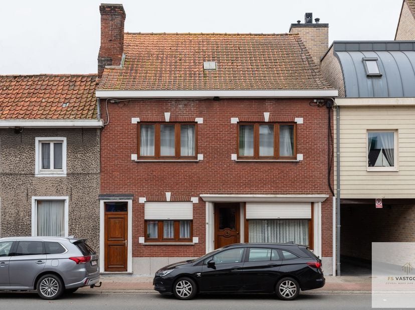 Bent u op zoek naar een ruime woning met tal van mogelijkheden? Deze gesloten bebouwing, centraal gelegen in Ursel, biedt een uitstekende basis voor w