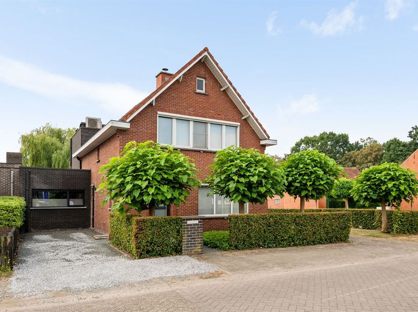 Ruime gezinswoning met 5 slaapkamers op 705m²<br />
Ruime en veelzijdige gezinswoning met een lichtrijke leefruimte, volledig geïnstalleerde open keuk