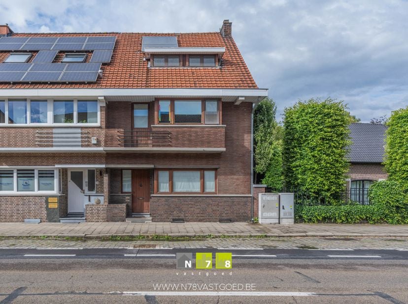 HALFVRIJSTAANDE WONING MET 3 SLAAPKAMERS OP EEN PERCEEL VAN 3A37CA TE MAASEIK.<br />
TROEVEN<br />
- Ruime renovatiewoning met karakter en veel potent