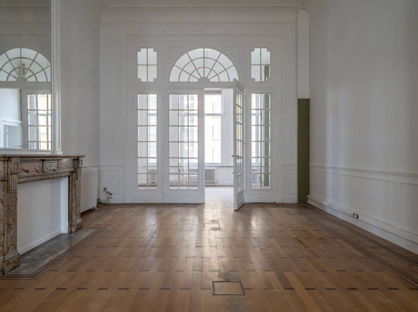 Bent u op zoek naar een uitgebreid en centraal gelegen kantoorruimte in Kortrijk? Dit karaktervolle pand van ca. 650 m², verdeeld over het gelijkvloer