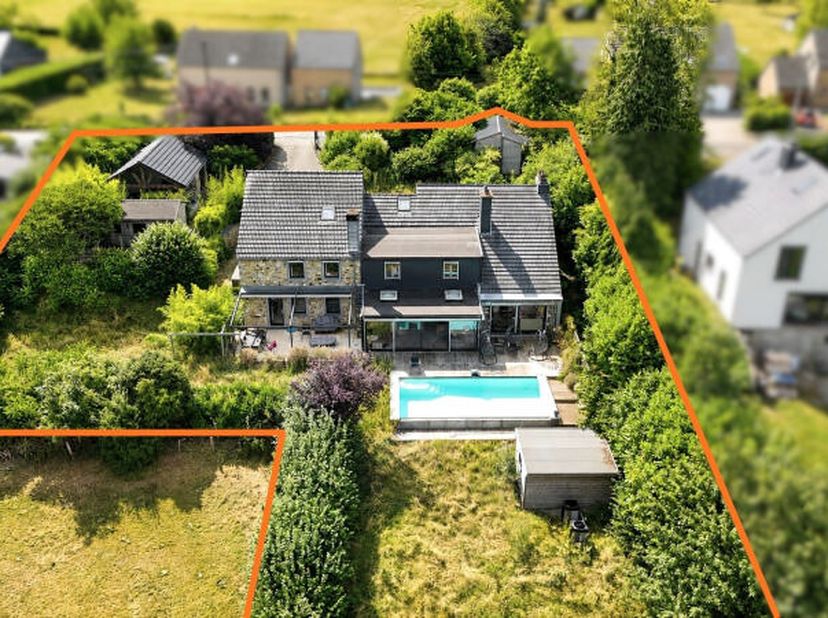 Magnifique propriété de caractère (+/- 389m² d'après PEB), 5 chambres, 3 bureaux avec terrasses, garages, jardin et piscine idéalement située à Xhoris