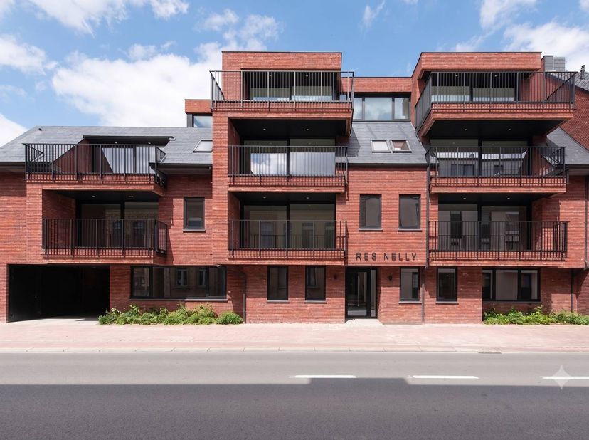 Residentie Nelly geniet van een centrale ligging langs de Pannestraat te Veurne, op minder dan 400 m wandelen van de Grote Markt en het stadspark. Tev