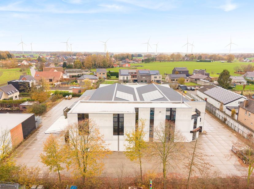 TE HUUR te RETIE | Multifunctioneel gebouw bestaande uit: 1. Grond ca. 7.500m² - Hal ca 2.000 m² - Overdekte opslag ca 500 m² - kantoor/toonzaal ca 30