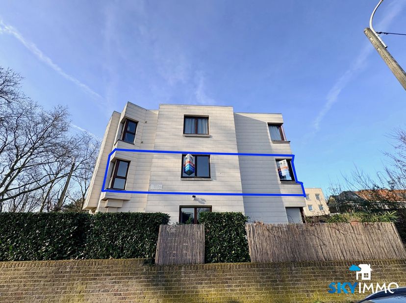 L’agence SKYIMMO a le plaisir de vous présenter ce bel appartement deux chambres de 66 m², situé au 1er étage d’une petite copropriété calme et bien e