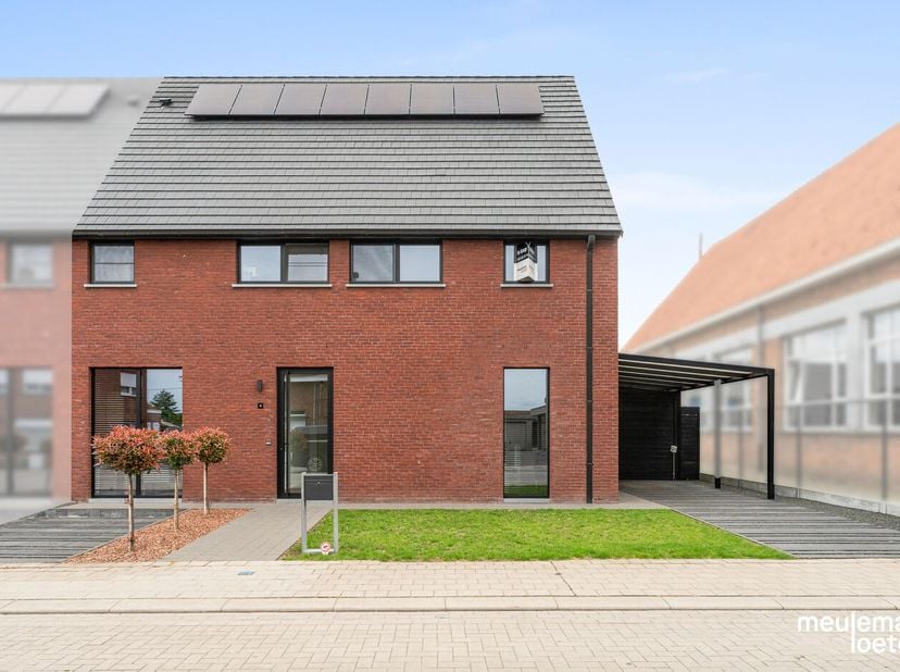 Op zoek naar een ruime, recente (bouwjaar 2022) én energiezuinige woning? Deze instapklare gezinswoning biedt maar liefst 229 m² bewoonbare oppervlakt