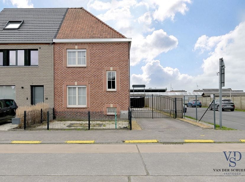 Deze woning biedt comfort en functionaliteit.<br />
Via de voordeur komt u binnen in de inkomhal, die enerzijds toegang geeft tot de leefruimte en and