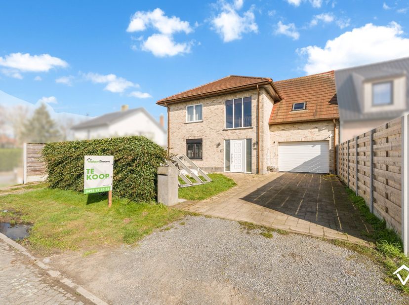 Deze woning is gelegen op een grondoppervlakte van 658 m² en bestaat uit: inkomhal - toilet - living - keuken - wasplaats - berging - garage - 1 slaap