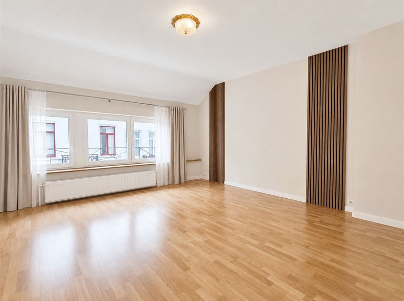 Vlakbij Place Stéphanie - Prachtig huis met 2 slaapkamers van +/- 165m² met 1 terras als volgt samengesteld: Op de eerste verdieping, een inkomhal, ee