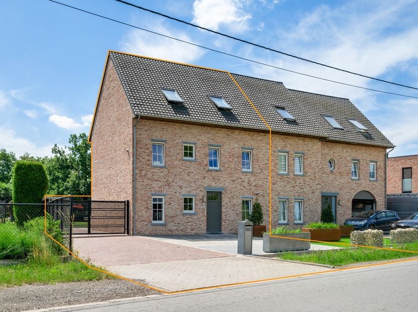 Op een toplocatie in Heist-op-den-Berg bevindt zich deze stijlvolle, hedendaagse woning, waar wooncomfort, energiezuinigheid en een rustige residentië