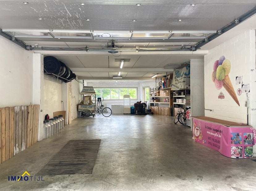 Opslagplaats te huur in Geraardsbergen!<br />
800 EUR + btw<br />
Deze gunstig gelegen opslagplaats is momenteel ingericht als cremerie/ijssalon, maar