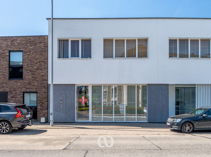 Deze consultatie/kantoorruimtes in Oudenaarde zijn een plek waar professionaliteit en zorg samenkomen. Gelegen in het hart van de stad, bieden deze ru