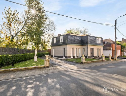                                         Maison à vendre à Helchin, € 240.000
