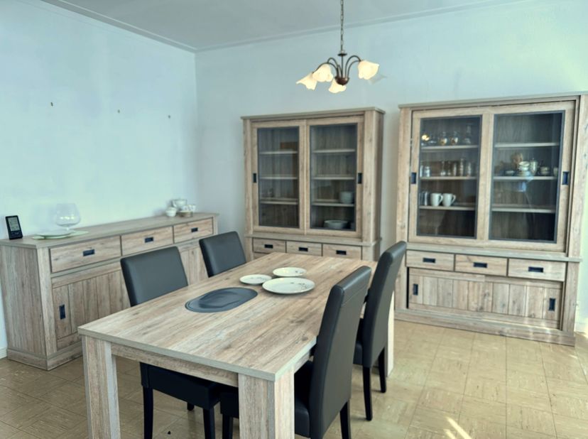Vlakbij het Centraal Station, invalswegen, winkels, horeca, het centrum van Antwerpen ligt dit ruime en licht appartement met terras.<br />
Met de lif