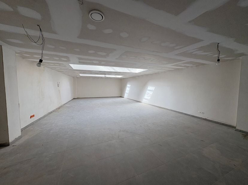 Handelgelijkvloers op toplocatie in Ekeren <br />
<br />
Ligging: <br />
Het pand is gelegen in de winkelstraat in Ekeren. Er is voldoende parkeerg