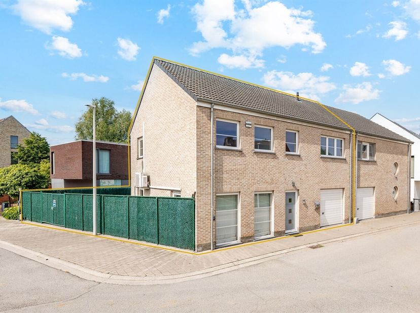 In een rustige en aangename straat te Aalst bevindt zich deze uitstekend onderhouden halfopen bebouwing, gebouwd in 2011. De woning is gelegen op een