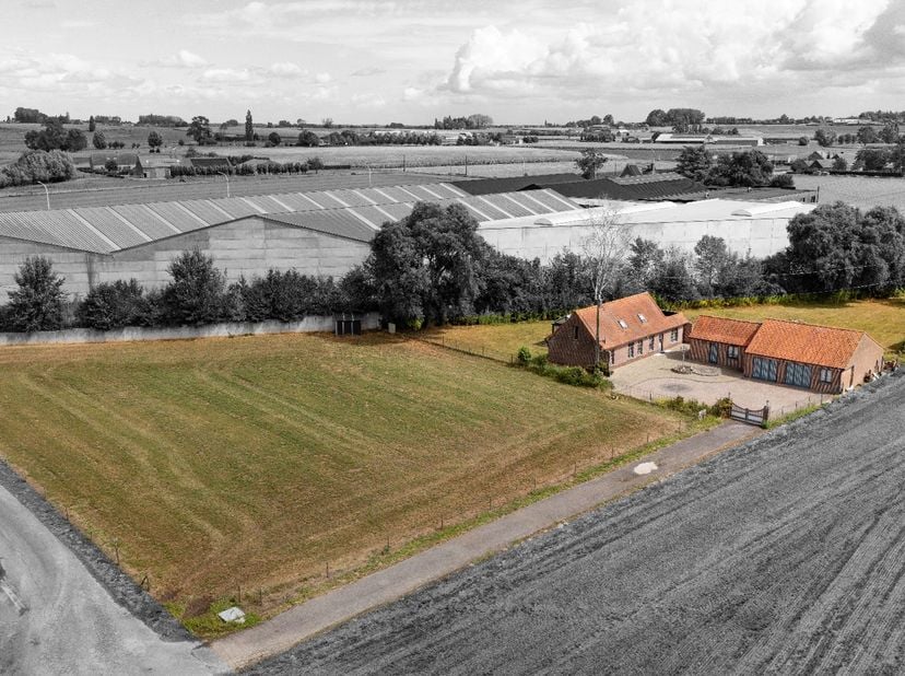 Deze eigendom is gelegen te Tielt, op een aftakking van de Deinsesteenweg met name nummer 75A, dit gelegen op maar liefst 4.848m². Het geheel omvat ee