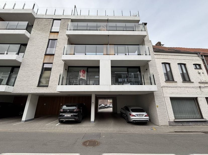 Bent u op zoek naar een gezellig 1-slaapkamerappartement in Waregem? Dan is dit misschien iets voor u! Dit luxueus afgewerkt appartement is gelegen op