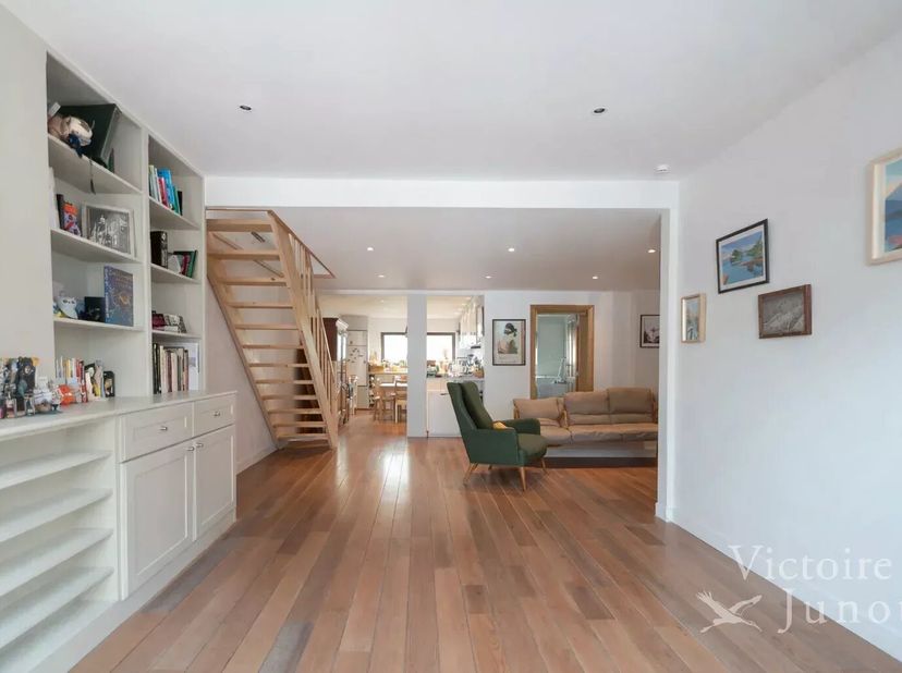 Dubbelzijdig penthouse<br />
Mooie ontvangstruimtes ± 45 m² exotisch hout met grote lamel, op maat gemaakt televisiemeubel<br />
Amerikaanse super ing