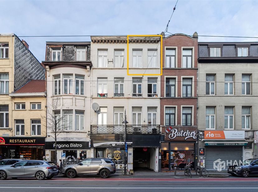 Het pand is uiterst centraal gelegen op de Turnhoutsebaan en behaalt een uitstekende mobiliteitsscore. Zowel de Franklin Rooseveltplaats als het Centr