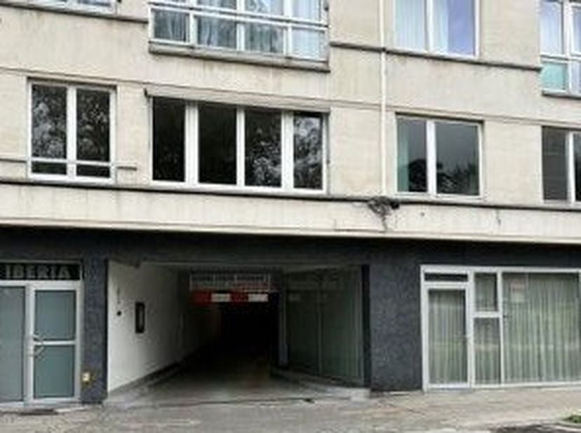 Garage te huur in Hendrik Serruyslaan 35 bus 24,
                    8400 Oostende