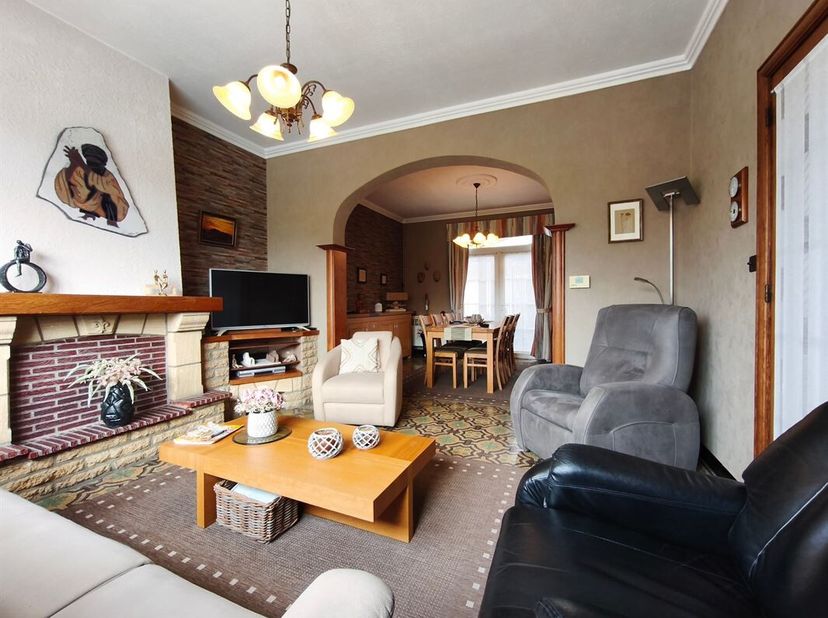 Située à proximité des grands axes, HENRO-IMMO vous invite à découvrir cette charmante maison de rangée aux beaux volumes et au fort potentiel.<br />