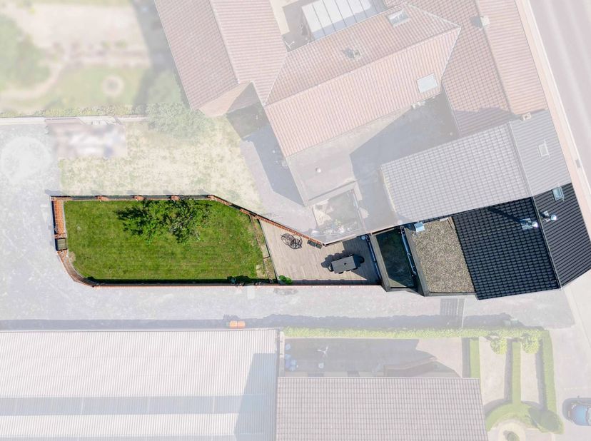Deze bijzonder ruime woning aan de Maastrichterstraat 304 in Bilzen(Mopertingen) werd doorheen de jaren met veel zorg gerenoveerd en tot in de puntjes