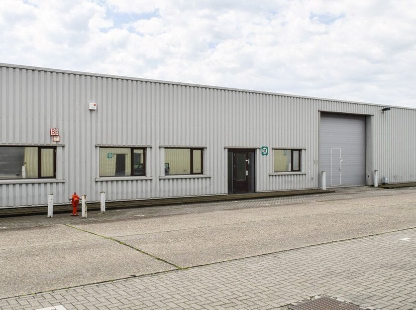 430m² entrepôt avec 70m² de bureau bien aménagé<br />
Emplacement : parc industriel de Malle, le long de la route de liaison entre Malle et Zoersel (N