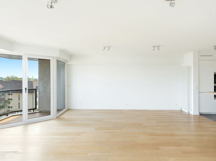 Ontdek dit instapklare en zuidgerichte appartement op een toplocatie aan de Kustlaan, op wandelafstand van Place m'a tu vu. Dankzij de zonnige oriënta