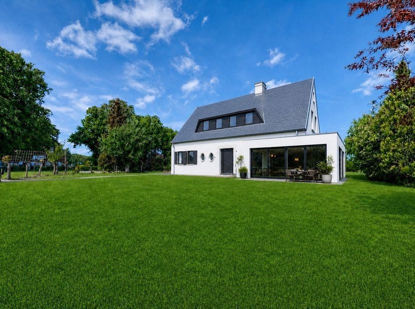 Bent u op zoek naar een ruime gezinswoning met veel mogelijkheden en een aangename tuin nabij de Lembeekse bossen? Dan is deze woning zeker een bezoek