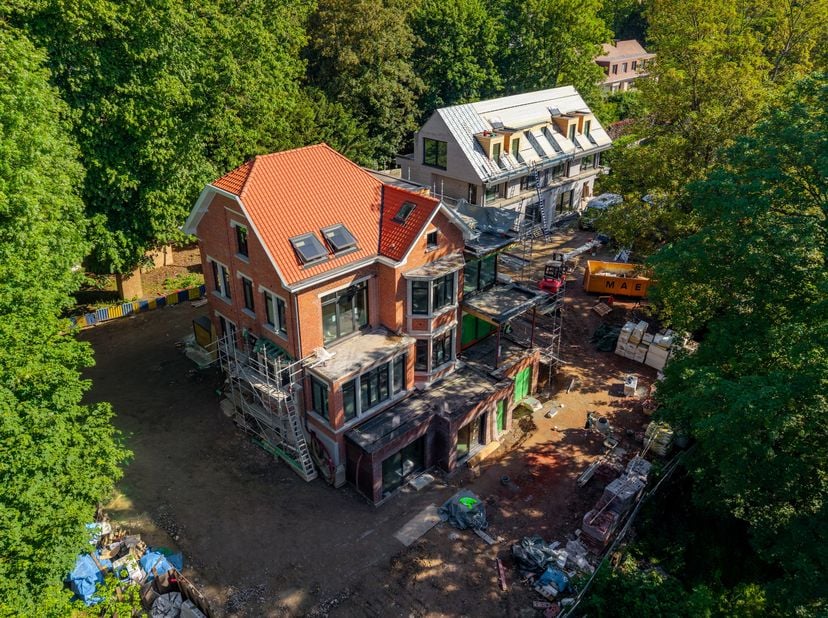 UCCLE – Aan de Dieweg, op een rustige locatie, NIEUW DUPLEX APPARTEMENT met 4 gevels (3 slaapkamers /1 bureau /2 douches) van ca. 245 m², met een mooi