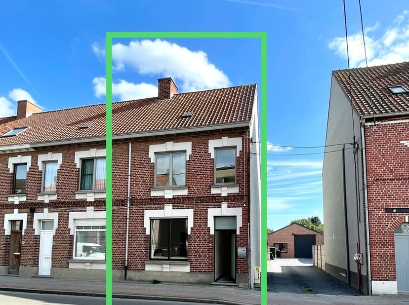 Instapklare woning op centrale locatie met goede verbindingen naar openbaar vervoer, station, autostrades en winkels; Indeling: ruime inkom met trapha
