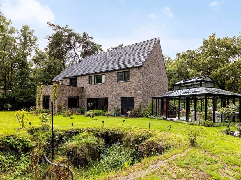 Energiezuinige villa op een perceel van ca. 4.000 m² grenzend aan natuurgebied.<br />
Deze volledig afgewerkte villa is gebouwd in 2021 en voorzien va